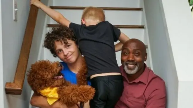 امریکہ میں اپنی نسل سے باہر بچوں کو گود لینا: