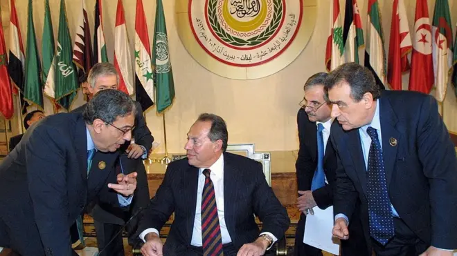 28 मार्च 2002 को अरब लीग के तत्कालीन महासचिव अम्र मुसा और लेबनान के राष्ट्रपति एमिल लाहूद बैरूत के एक होटल में. इसी सम्मेलन में अरब पीस प्लान का मसौदा तैयार हुआ था.