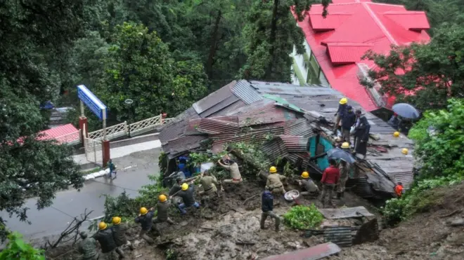 ఆగస్టు 18న సిమ్లాలో కూలిన ఇంటి వద్ద సహాయ చర్యలు