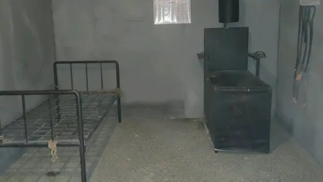 تصویری از اتاق کابل و شکنجه در زندان توحید که محل نگهداری زندانیان سیاسی پس از انقلاب بود و در سال‌های اخیر موزه عبرت تبدیل شده است