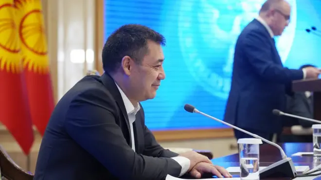 Исполняющий обязанности президента Киргизии, премьер-министр Киргизии Жапаров (слева) на заседании парламента Киргизии в резиденции "Ала-Арча"