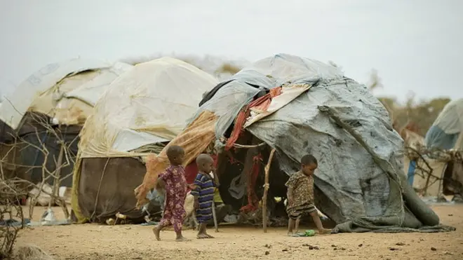 ህፃናት በሰሜን ሶማሊያ የሚገኝ የተፈናቃዮች ካምፕ ውስጥ (2012)