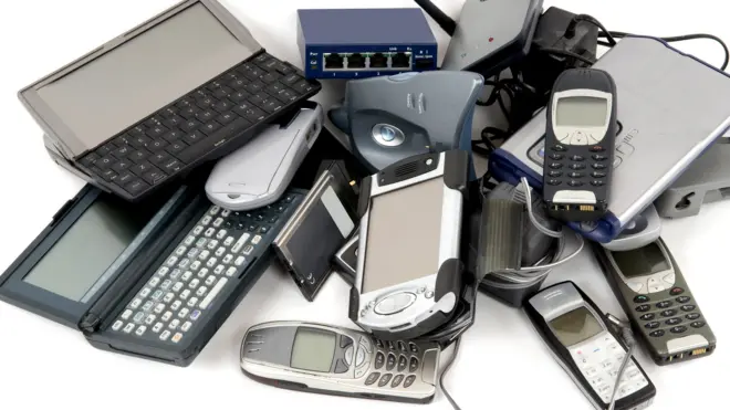 Груда старой электроники