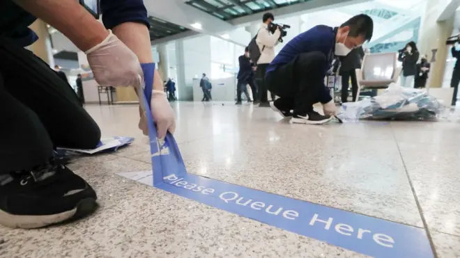 1일 인천국제공항 관계자들이 코로나19 관련 정부의 해외 입국자 방역교통망이용 완화 정책 변경에 따라 입국자 안내 시설을 철거하고 있다
