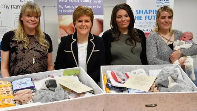 นางนิโคลา สเตอร์เจียน นายกรัฐมนตรีสกอตแลนด์ได้ส่งมอบ "เบบี้บ็อกซ์"