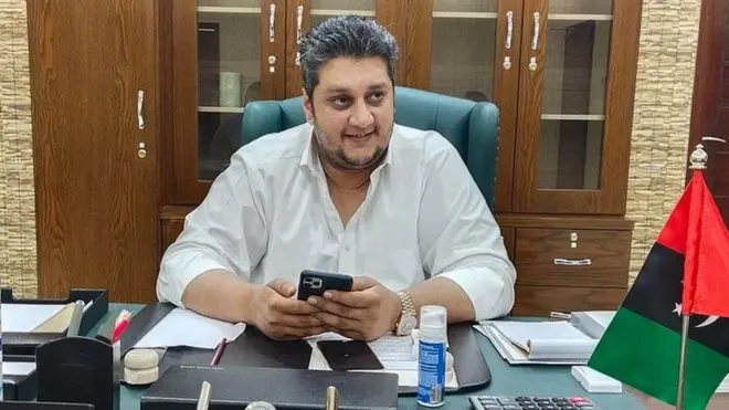 جام اویس گہرام کے والد بجار خان قبیلے کے سردار ہیں اور ان کے بڑے بھائی جام کریم رکن قومی اسمبلی ہیں۔ اس خاندان کی سردار عطا اللہ مینگل کے خاندان سے قریبی رشتے داری ہے۔