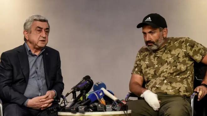 Serj Sarkisyan (solda) və Nikol Paşinyan (sağda)