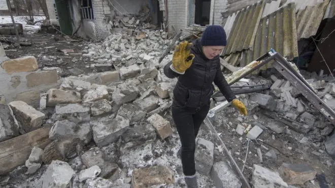 Зруйнований під час обстрілу на Донбасі будинок