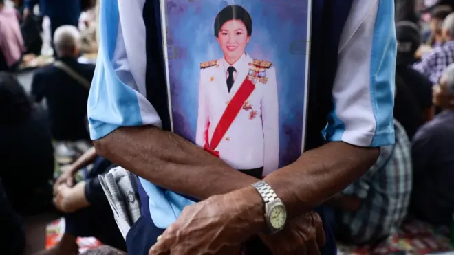 ผู้สนับสนุนเดินทางไปให้กำลังใจ น.ส.ยิ่งลักษณ์ ชินวัตร ระหว่าต่อสู้คดีรับจำนำข้าว ที่ศาลฎีกาฯ เมื่อวันที่ 1 ส.ค. 2560