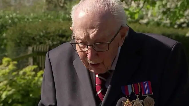 كابتن توم المسن الذي ملك القلوب في بريطانيا