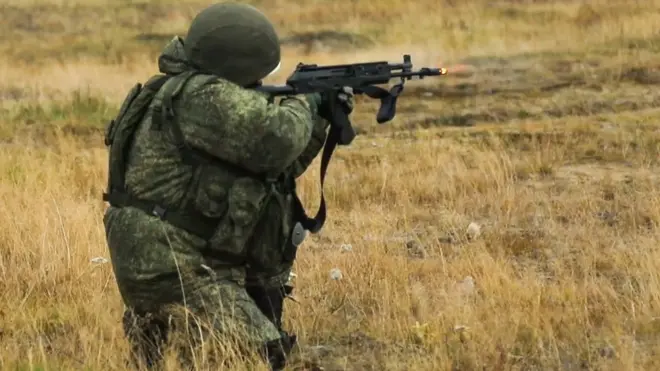 Военнослужащий мотострелковой бригады во время учений граждан, призванных в рамках частичной мобилизации, на полигоне в Печенгском округе