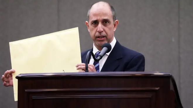 지난 7월 토마스 오헤아 킨타나 유엔 북한인권특별보고관이 10일 오전 서울 중구 프레스센터에서 열린 기자회견을 마친 뒤 북한 인권 관련 메시지를 담은 봉투를 들어보이고 있다