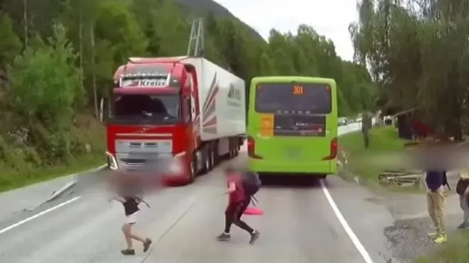 ይህ የመኪና ውስጥ ካሜራ ኖርዌይ ውስጥ የተከሰተ ተዓምር ቀርፆ አስቀርቷል