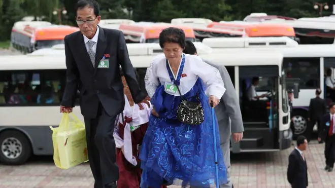 제21차 이산가족 상봉행사 1회차 둘째날인 21일 오전 외금강호텔에서 열린 개별상봉에 참석하기 위해 북측 가족들이 입장하고 있다