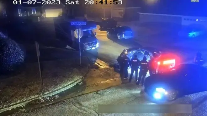 رجال شرطة بالقرب من سيارة