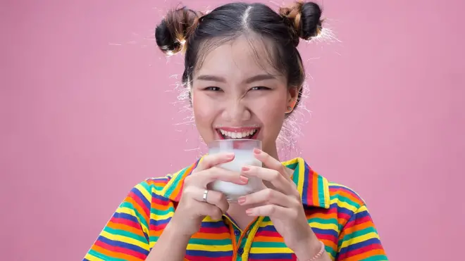 Дівчина зі склянкою молока