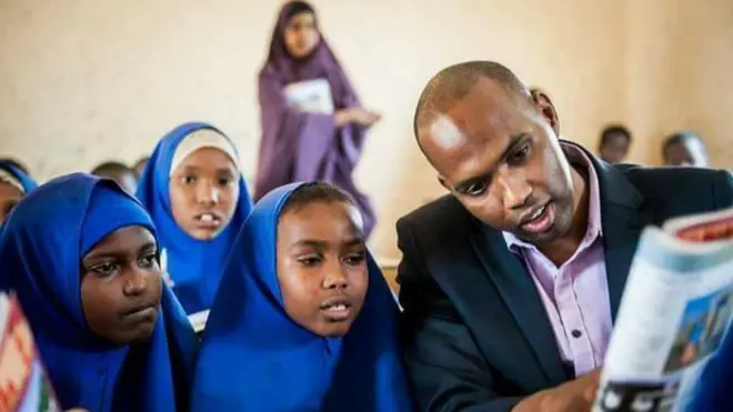 Xasan wuxuu ka shaqeyn jiray arrimaha gargaarka