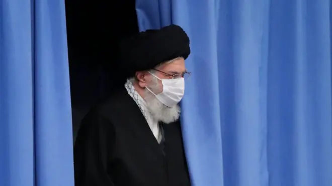 آیت‌الله خامنه‌ای در اولین دیدار عمومی بعد از گزارش‌ها و شایعات مربوط به وضعیت سلامتش با خانواده قاسم سلیمانی و برگزارکنندگان مراسم سالگرد او دیدار کرد