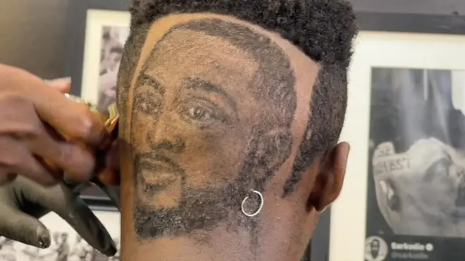 Un coiffeur hors du commun au Ghana