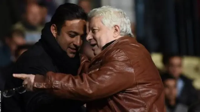 Depuis qu'il est dirigé par Mortada Mansour (à droite), le Zamalek a connu une dizaine d'entraîneurs.