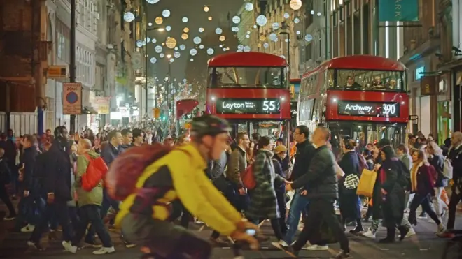 倫敦市中心的牛津街，是英國最繁華的購物商業中心，吸引來自世界各地的消費者。