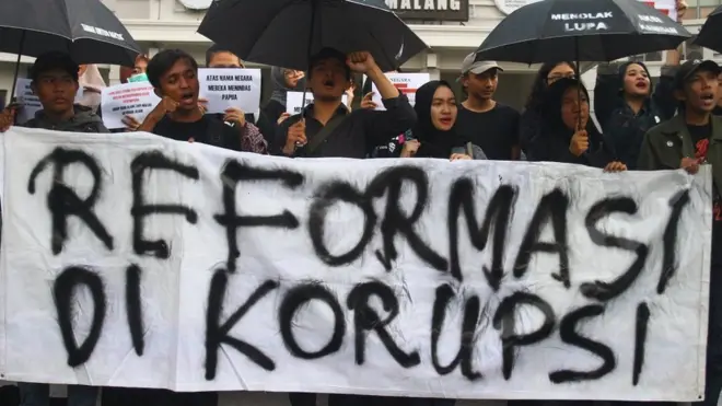 Pengunjuk rasa membawa poster bertuliskan 'Reformasi Dikorupsi' saat Aksi Kamisan di depan Brikan Balai Kota Malang, Jawa Timur, Kamis (19/9). Dalam pernyataan sikapnya, mereka menolak Revisi Kitab Undang-undang Hukum Pidana (RUU KUHP) serta memberikan perlindungan bagi perempuan dengan mengesahkan Revisi Undang-undang Penghapusan Kekerasan Seksual (RUU PKS).