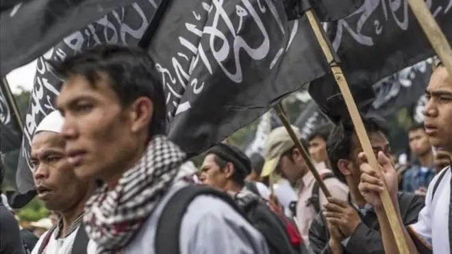 Beberapa pimpinan perguruan tinggi memilih melakukan komunikasi persuasif dengan para dosen yang menjadi anggota HTI agar tidak lagi mengkampanyekan ide-ide yang bertentangan dengan Pancasila.