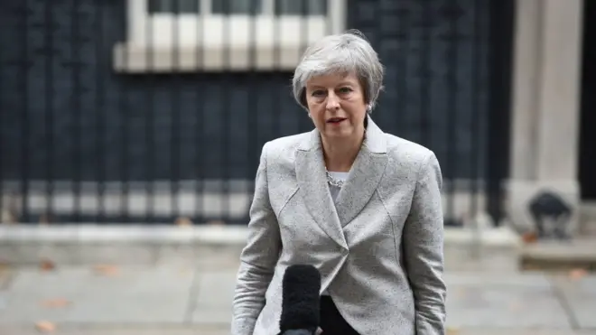 英国首相特里莎·梅在唐宁街10号发表简短声明，称原则上达成的脱欧后的英国与欧洲关系草案“对英国上下都很正确”。