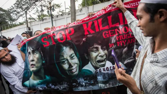 په ځینو هېوادونو کې روهینګا لږکیو سره د میانمار حکومت د کړنو پر ضد مظاهرې شوي. دا ټایلنډ کې مظاهرې انځور دی.