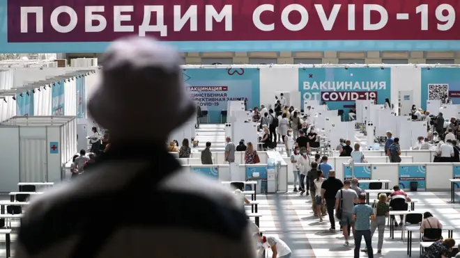 Люди в пункте вакцинации в Гостином дворе в Москве
