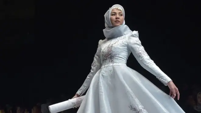 یوې ماډې د واده د کالیو ننداره وړاندې کړه