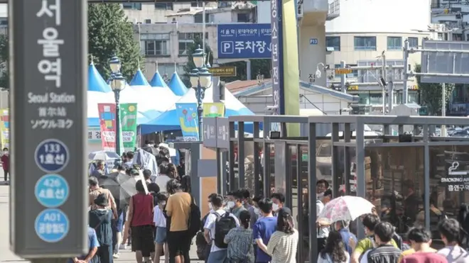 코로나19 신규 확진자가 이틀 연속 1600명 발생한 15일 서울역 광장에 마련된 중구 임시선별검사소에서 시민들이 검사를 위해 줄을 서있다