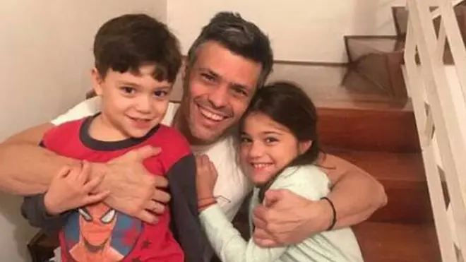 La primera foto que se conoció del líder opositor venezolano Leopoldo López en su casa en Caracas fue esta, donde estaba acompañado de sus hijos.