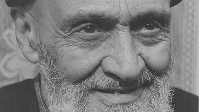 کاشانی در کارزار ملی شدن صنعت نفت متحد محمد مصدق بود، اما در دوره دوم نخست وزیری مصدق، به دشمن سرسختش تبدیل شد به حدی که بعد از کودتا مصدق را به خیانت در 'جهاد' متهم کرد و مستحق مرگ دانست