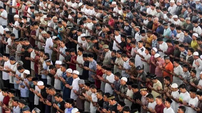 Salat Jumat di salah satu masjid di Aceh tetap digelar tak lama Majelis Ulama Indonesia mengeluarkan fatwa beribadah dari rumah, awal bulan lalu.