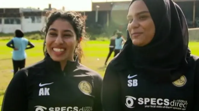 "ارتدي الحجاب وألعب كرة القدم"