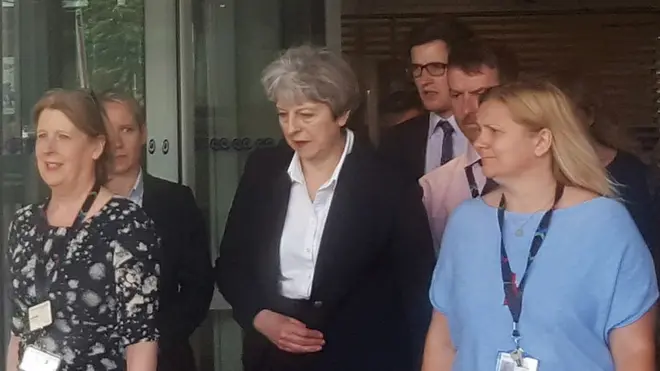 Thủ tướng Anh Theresa May rời bệnh viện ở London sau khi thăm các nạn nhân