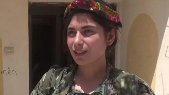 نساء ايزيديات كرديات ممن تعرضن للسبي من قبل تنظيم الدولة الإسلامية عند اجتياح جبل سنجار في عام 2014 يشاركن في القتال ضد التنظيم المتطرف في الرقة.