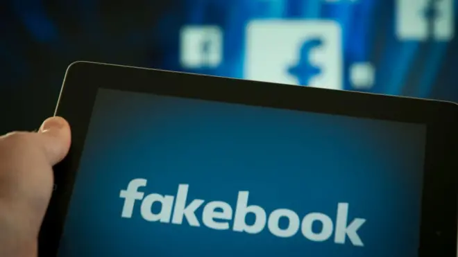 Une tablette avec le mot Facebook.