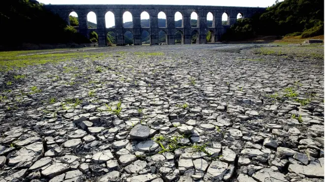 10 ay süren kuraklık İstanbul yakınlarındaki bu gölü kuruttu