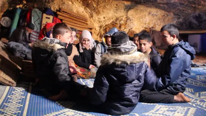 فتاة من عائلة نازحة بإدلب