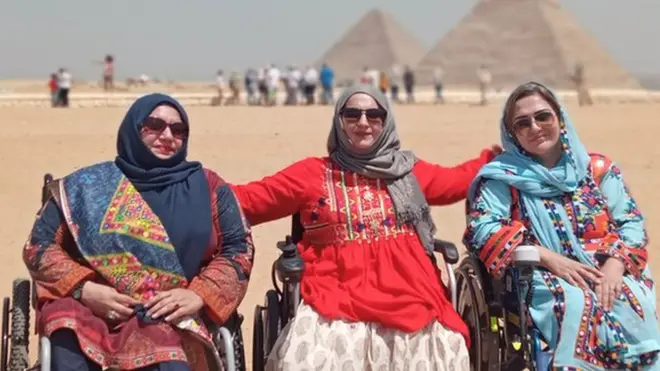 Instagram: @itanzilakhan