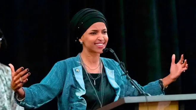 إلهان عمر هاجرت من مخيم للاجئين في كينيا إلى الولايات المتحدة وهي طفلة وأصبحت سياسية وناشطة في مجال الدفاع عن حقوق المرأة