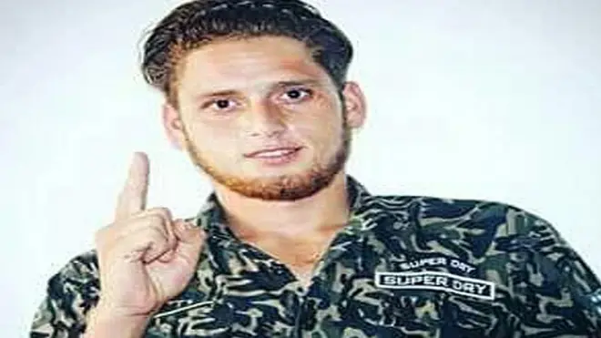 فٹ بال کا کھلاڑی بندوق اٹھانے کے بعد لوٹ آیا