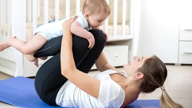 Incorporar al bebé a la rutina de ejercicios no sólo beneficiará a la mamá, también repercutirá positivamente en el niño.