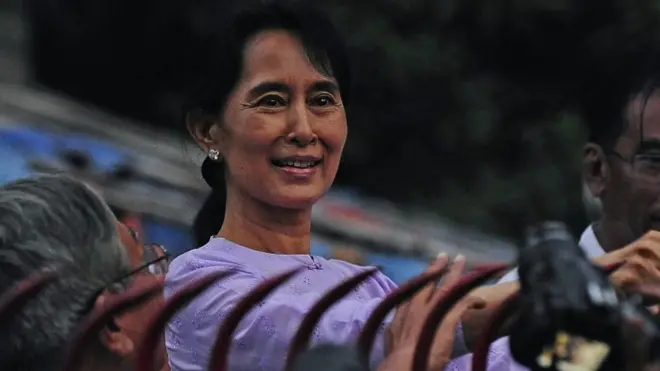 ဝေဖန်မှုတွေခံနေရတဲ့ ဒေါ်အောင်ဆန်းစုကြည်