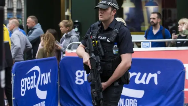 تحقق السلطات الليبية في شأن العبيدي خشية أن يكون "يدرار من بعد" بواسطة "مدبرين في العالم الافتراضي" حرضوه ودربوه على تنفيذ الهجوم