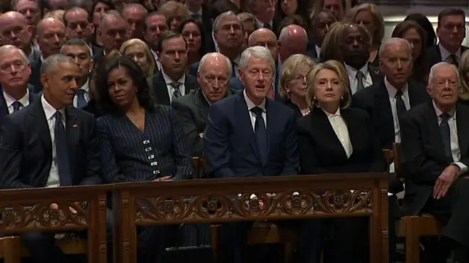 ترامب يصافح أوباما ويتجاهل "كلينتون" في جنازة بوش