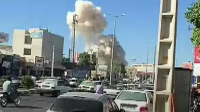 مدينة تشابهار في جنوب شرقي إيران تشهد هجوما انتحاريا تبعه محاولة مسلحين دخول مركز للشرطة من جماعة تريد إقامة خلافة إسلامية.