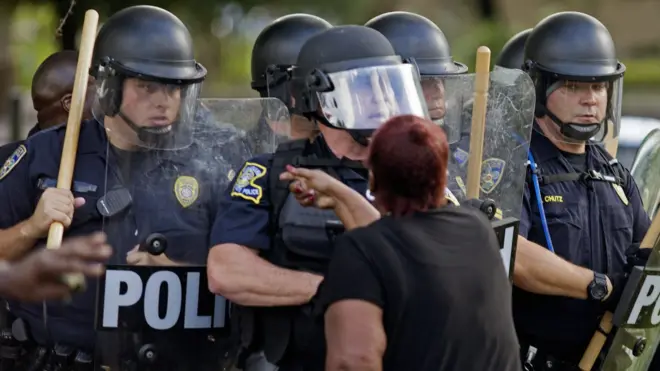 У 2016 році влада багатьох країн ухвалювала закони, що порушували свободу висловлення поглядів, виправдовувала масові стеження і розширювала репресивні повноваження поліції, заявляє Amnesty